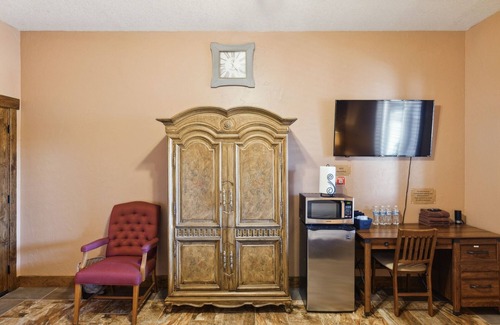 Hildale Cabin | Discover Zion Cliff Lodge: 4-Star Getaway with Family Amenities