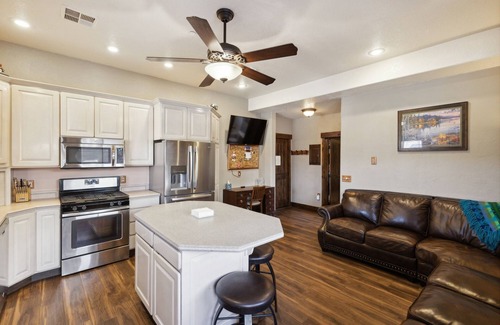 Hildale Cabin | Discover Zion Cliff Lodge: 4-Star Getaway with Family Amenities