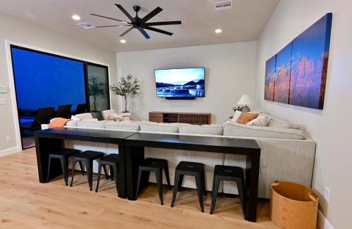 Hurricane House | Exclusive Zion Red Villa with Private Pool & Hot Tub Awaits