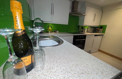 Tanygrisiau Apartment | Pet-Friendly Slate Mountain Studio with Spa & Lake Views