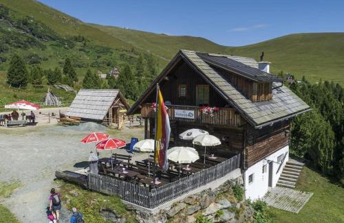 Reichenau Apartment | Family-Friendly Zirbenhütte am Falkert on Heidi-Alm