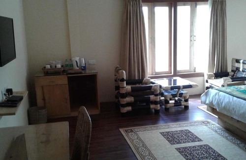 Nagaon Resort | Pet-Friendly Zizina Otis Resort with Hot Tub & Breakfast