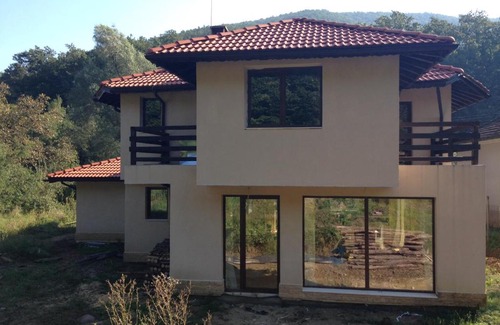 Etropole House | Cozy Zlatina Guest House: Pet-Friendly with Kitchen Amenities