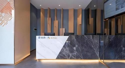 Central Business District Hotel | Convenient Stay at ZMAX Hotels Near Shenzhen Metro Station