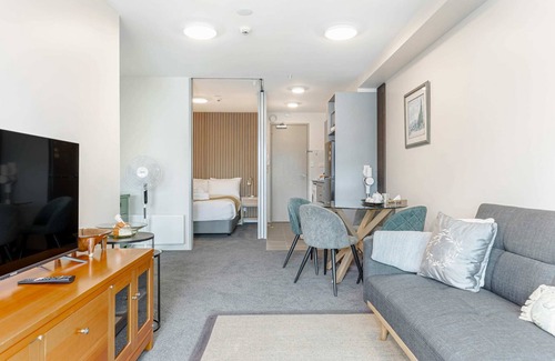 Auckland Central Business District Apartment | Inviting 2BR Apartment in CBD with Breakfast & Accessibility