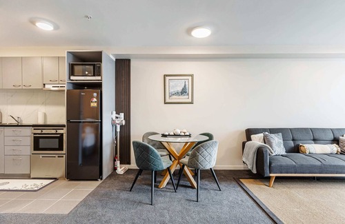 Auckland Central Business District Apartment | Inviting 2BR Apartment in CBD with Breakfast & Accessibility