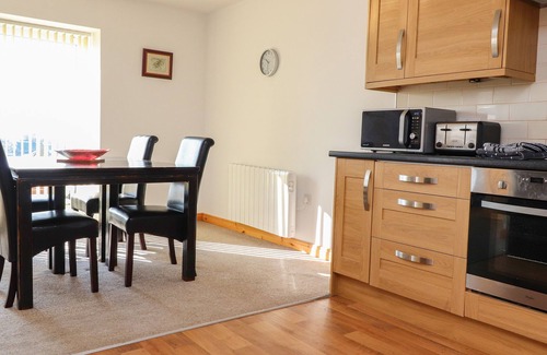 Skipton Cottage | Family-Friendly ZOEY COTTAGE with Pool and Kitchen in Skipton