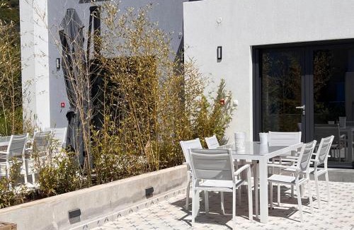 Toroni Villa | Top-Rated Zoha Villas: Pet & Child Friendly Retreat