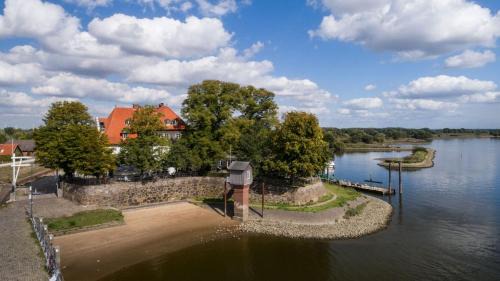 Kirchwerder Hotel | Discover Zollenspieker Fährhaus: Pet-Friendly Retreat Awaits