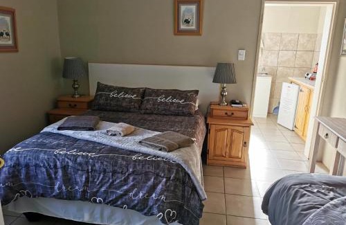 Middelburg Apartment | Cozy Zonneblom Guest House with Pool & Breakfast Included