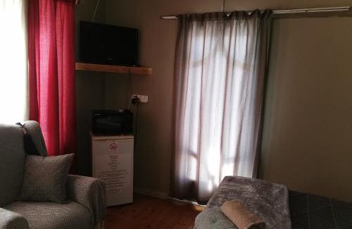 Middelburg Apartment | Cozy Zonneblom Guest House with Pool & Breakfast Included