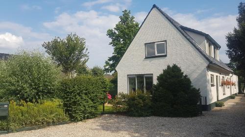 Maasbommel Apartment | Bright Apartment in Maasbommel - Guest Rated 9.4/10