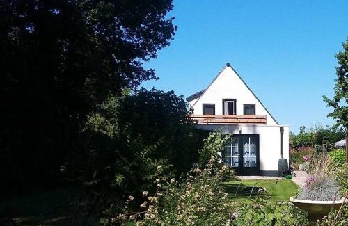 Maasbommel Apartment | Bright Apartment in Maasbommel - Guest Rated 9.4/10