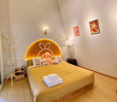 Nan Bed & Breakfast | Family-Friendly Retreat at Zoo Villa with Hot Tub Access