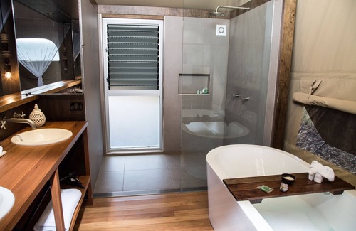 Dubbo Cabin | Experience Zoofari Lodge: Guest Rated 9.8 with Family Amenities