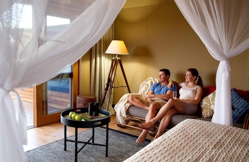 Dubbo Cabin | Experience Zoofari Lodge: Guest Rated 9.8 with Family Amenities