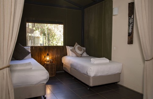 Dubbo Cabin | Experience Zoofari Lodge: Guest Rated 9.8 with Family Amenities