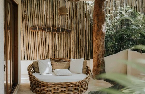 Zona Hotelera House | Unforgettable Zorba Villa: Oceanfront 3BR Retreat for 8