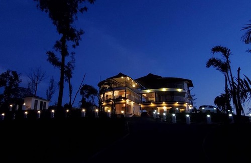 Elappara Hotel | Discover Zoz Vagamon: Family-Friendly Hotel with Pool