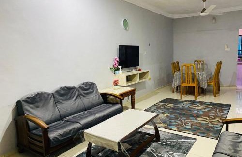 Kampung Jaya House | Family-Friendly ZR Homestay Chukai Kemaman with 3 Bedrooms