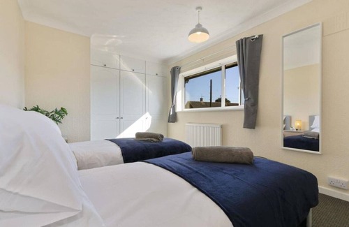 Hull House | Inviting ZSK Stays: Whole House with Garden & Breakfast