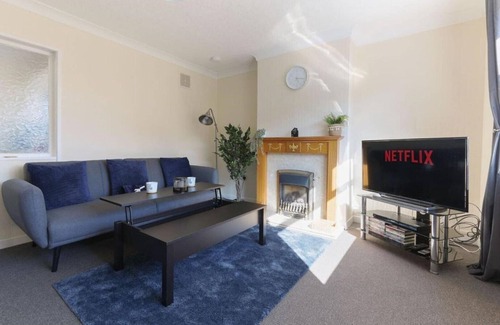 Hull House | Inviting ZSK Stays: Whole House with Garden & Breakfast