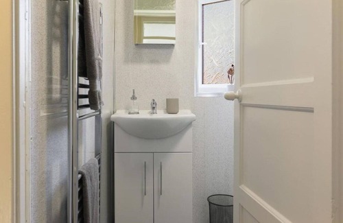 Hull House | Inviting ZSK Stays: Whole House with Garden & Breakfast
