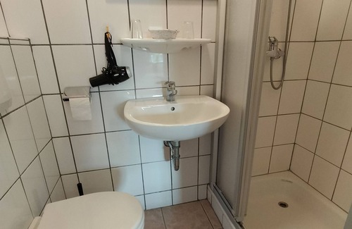 Kolonie Veenhusen Cottage | Discover Comfort at Gasthof zu den Linden - Breakfast Included