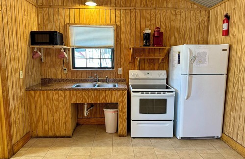 Utopia Cabin | Welcoming Zubers Cabin B: Pet-Friendly with Pool Access