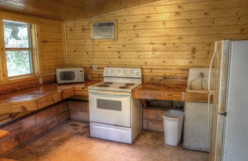 Utopia Cabin | Inviting Zubers Cabin C: Pet-Friendly Retreat with Pool