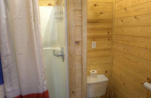 Utopia Cabin | Inviting Zubers Cabin C: Pet-Friendly Retreat with Pool