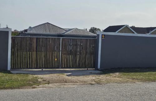 Nelson Mandela Bay House | Pet-Friendly Zufike Guesthouse for Family Getaways