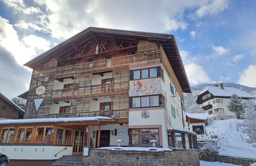 Lermoos House | Inviting Zugspitz Room with Scenic Views at Loisach Smarthotel