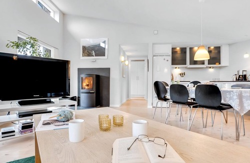 Togeholt House | Beachside Serenity at "Zuhra" – Steps from the Sea