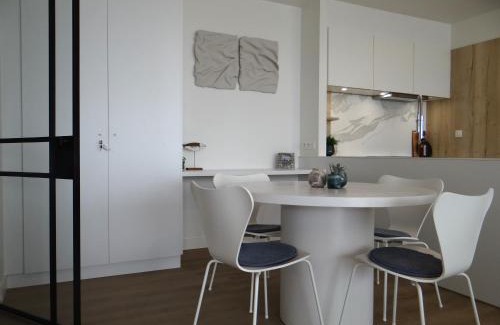 Nieuwpoort-aan-Zee Apartment | Prime Location in Nieuwpoort with Sun Terrace and Ocean Views