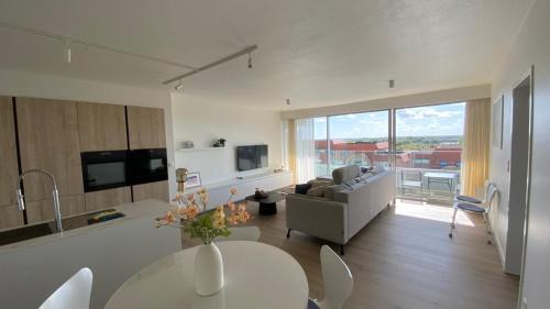 Nieuwpoort-aan-Zee Apartment | Prime Location in Nieuwpoort with Sun Terrace and Ocean Views