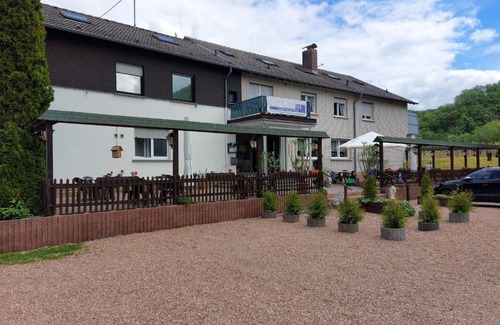Niederhausen House | Discover Zum Stausee: Family-Friendly with Great Amenities