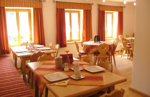 Neualbenreuth House | Discover Zum Egerländer Fachwerkhof: Family-Friendly Stay
