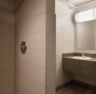 Cote-Des-Neiges—Notre-Dame-De-Grace Hotel | Discover ZUM Auberge d'été Near Université de Montréal