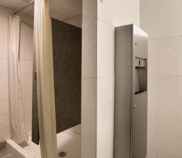 Cote-Des-Neiges—Notre-Dame-De-Grace Hotel | Discover ZUM Auberge d'été Near Université de Montréal