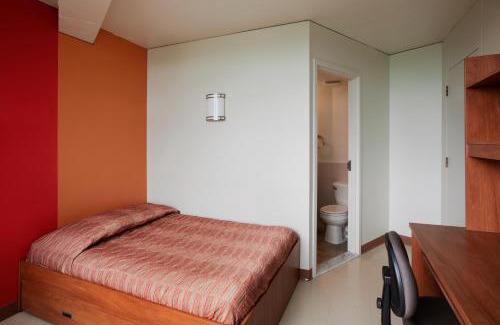 Cote-Des-Neiges—Notre-Dame-De-Grace Hotel | Discover ZUM Auberge d'été Near Université de Montréal