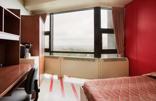 Cote-Des-Neiges—Notre-Dame-De-Grace Hotel | Discover ZUM Auberge d'été Near Université de Montréal