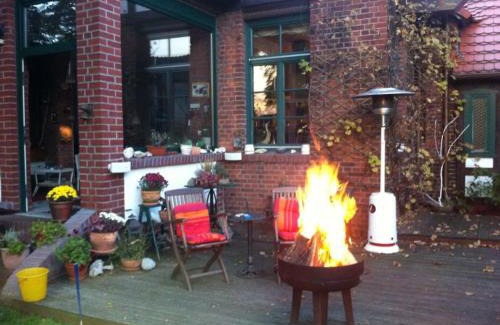 Sandau Villa | Pet-Friendly Retreat at Zum Veltenhaus - Guest Rated 9.3