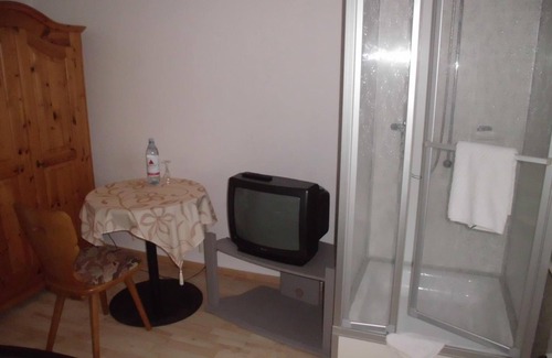 Guxhagen Hotel | Comfortable Stay at Zur alten Fuldaschleife with Breakfast