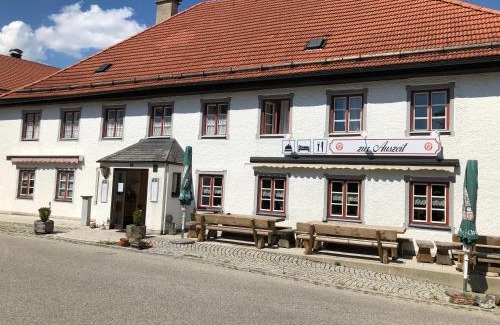 Traunreut Hotel | Discover Zur Auszeit: Pet-Friendly Retreat with Dining