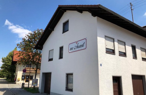 Traunreut Hotel | Discover Zur Auszeit: Pet-Friendly Retreat with Dining
