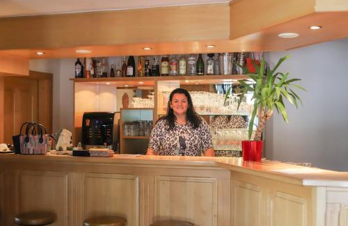 Traunreut Hotel | Discover Zur Auszeit: Pet-Friendly Retreat with Dining