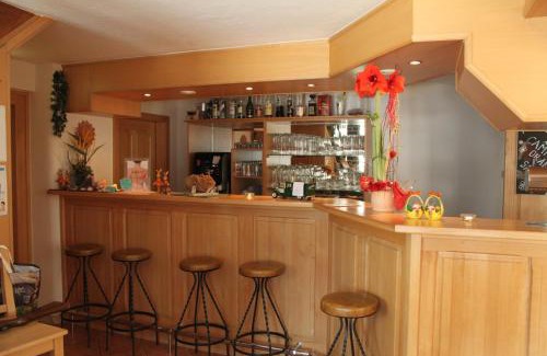 Traunreut Hotel | Discover Zur Auszeit: Pet-Friendly Retreat with Dining