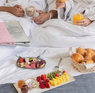 Sodeco Apartment | Discover ZUR Studios and Suites: 4-Star Stay with Hot Tub