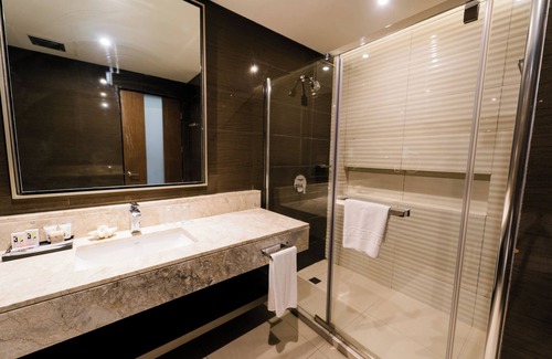 Iloilo Hotel | Explore Zuri Hotel: Pool, Spa & Family-Friendly Amenities